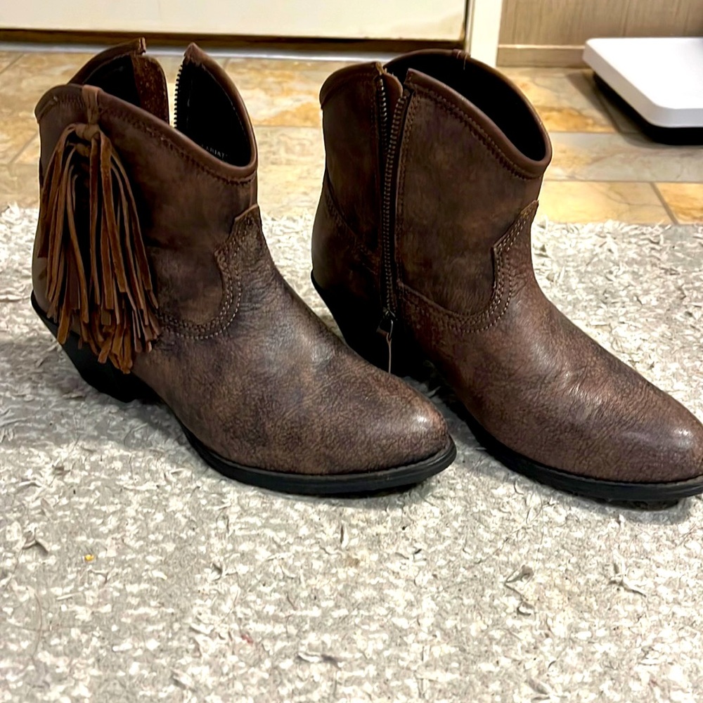 Ariat short booties size 7-5